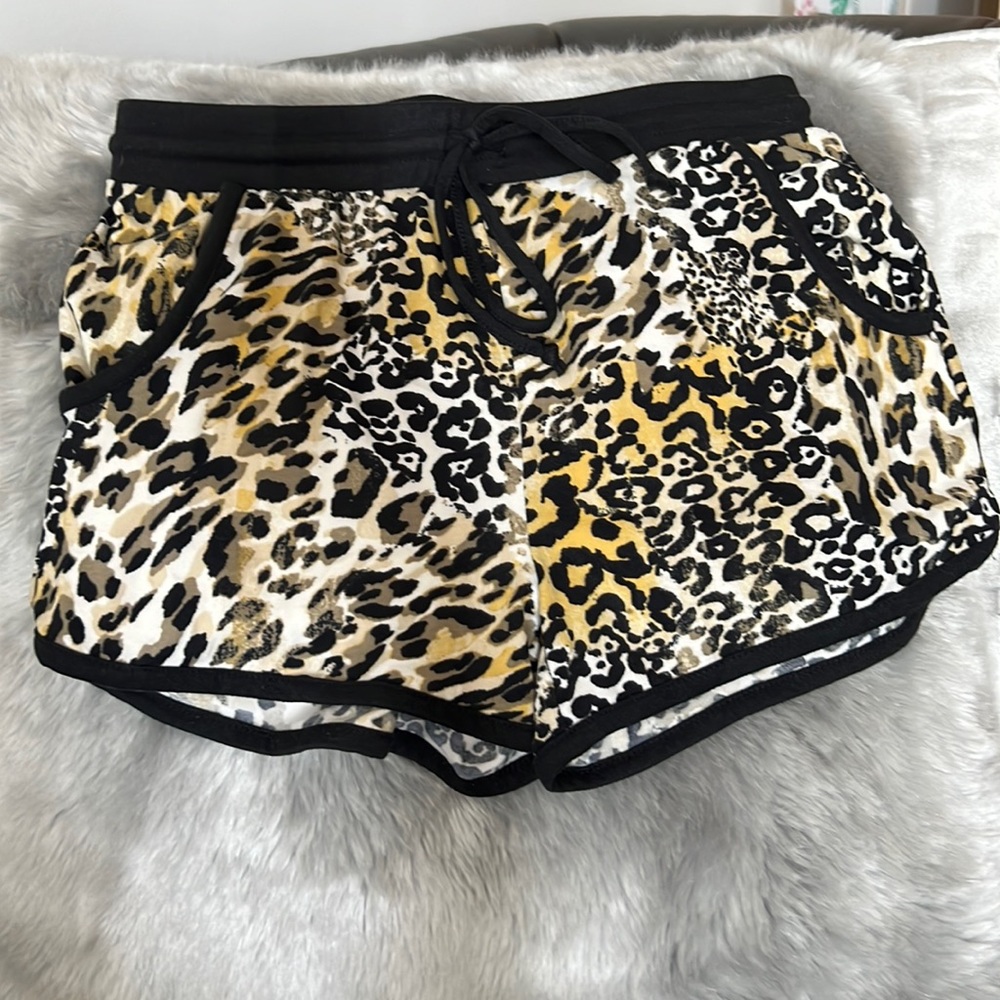 Leopard print shorts with pockets